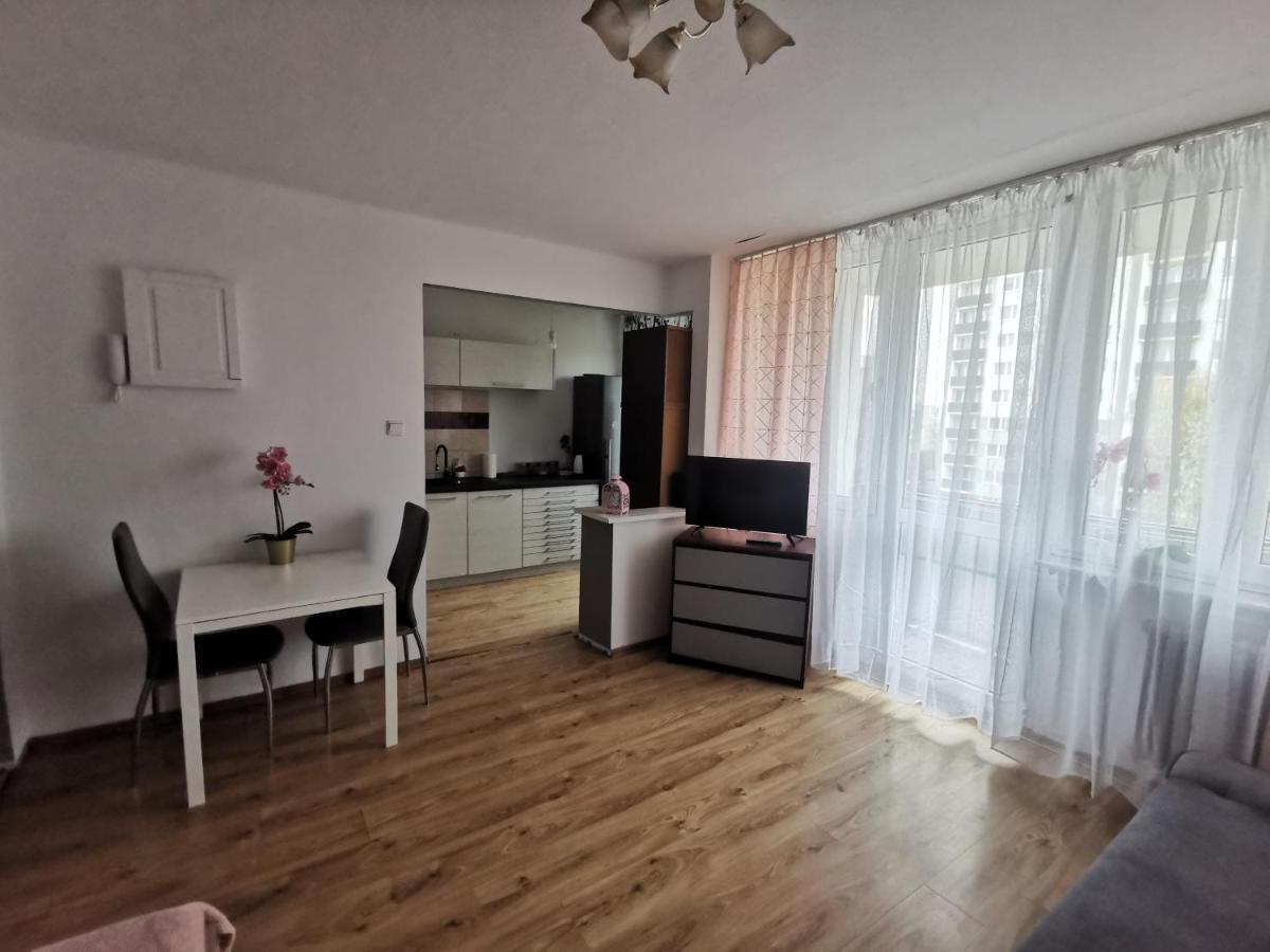 Kawalerka Z Balkonem 27 Appartamento Częstochowa Esterno foto